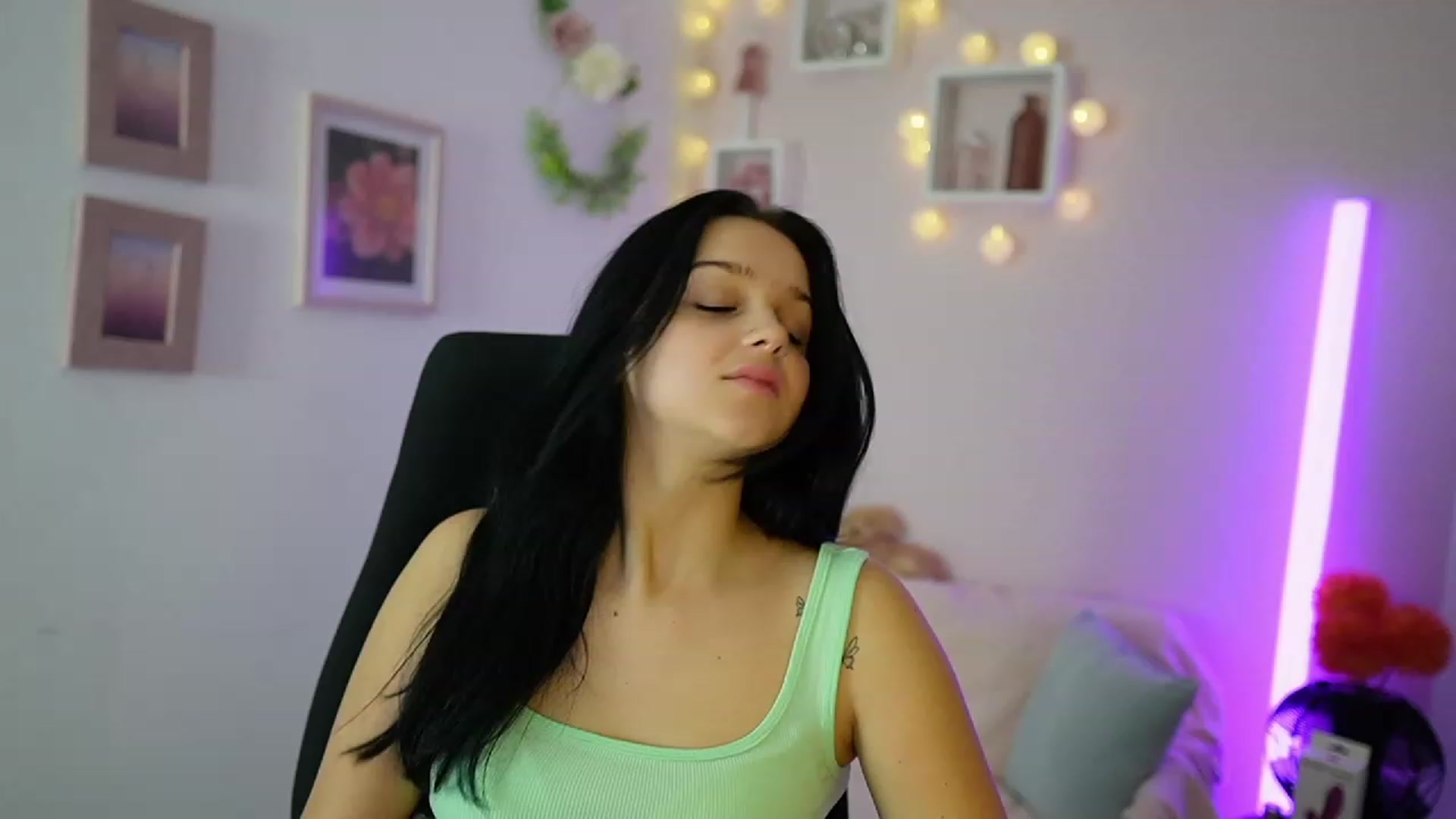 Gallery image thumbnail from Sola_Zola18's myfreecams stream on, 11/17/2023, 21:18 image 19 of 20