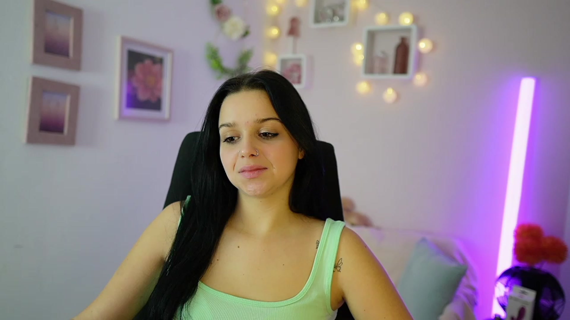 Gallery image thumbnail from Sola_Zola18's myfreecams stream on, 11/17/2023, 21:18 image 9 of 20