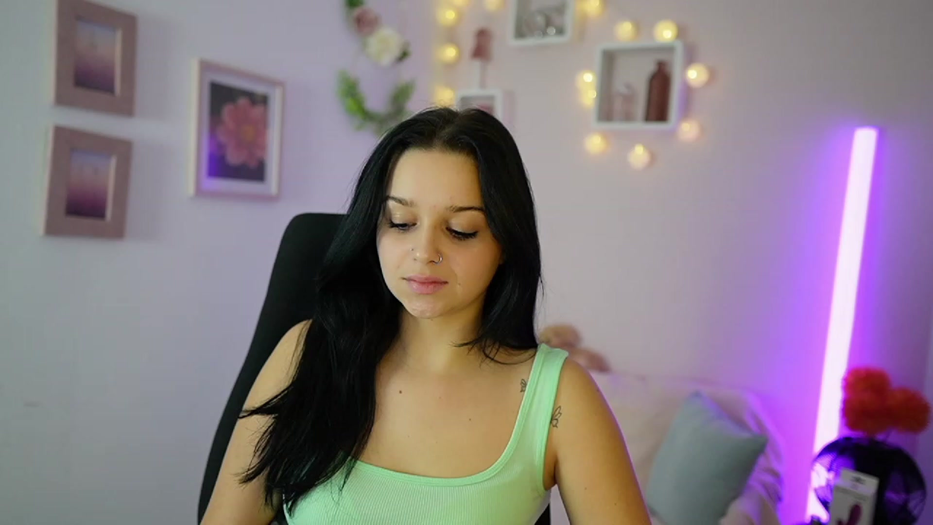 Gallery image thumbnail from Sola_Zola18's myfreecams stream on, 11/17/2023, 21:18 image 18 of 20
