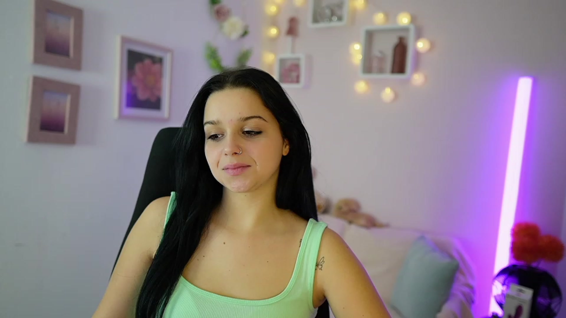 Gallery image thumbnail from Sola_Zola18's myfreecams stream on, 11/17/2023, 21:18 image 1 of 20