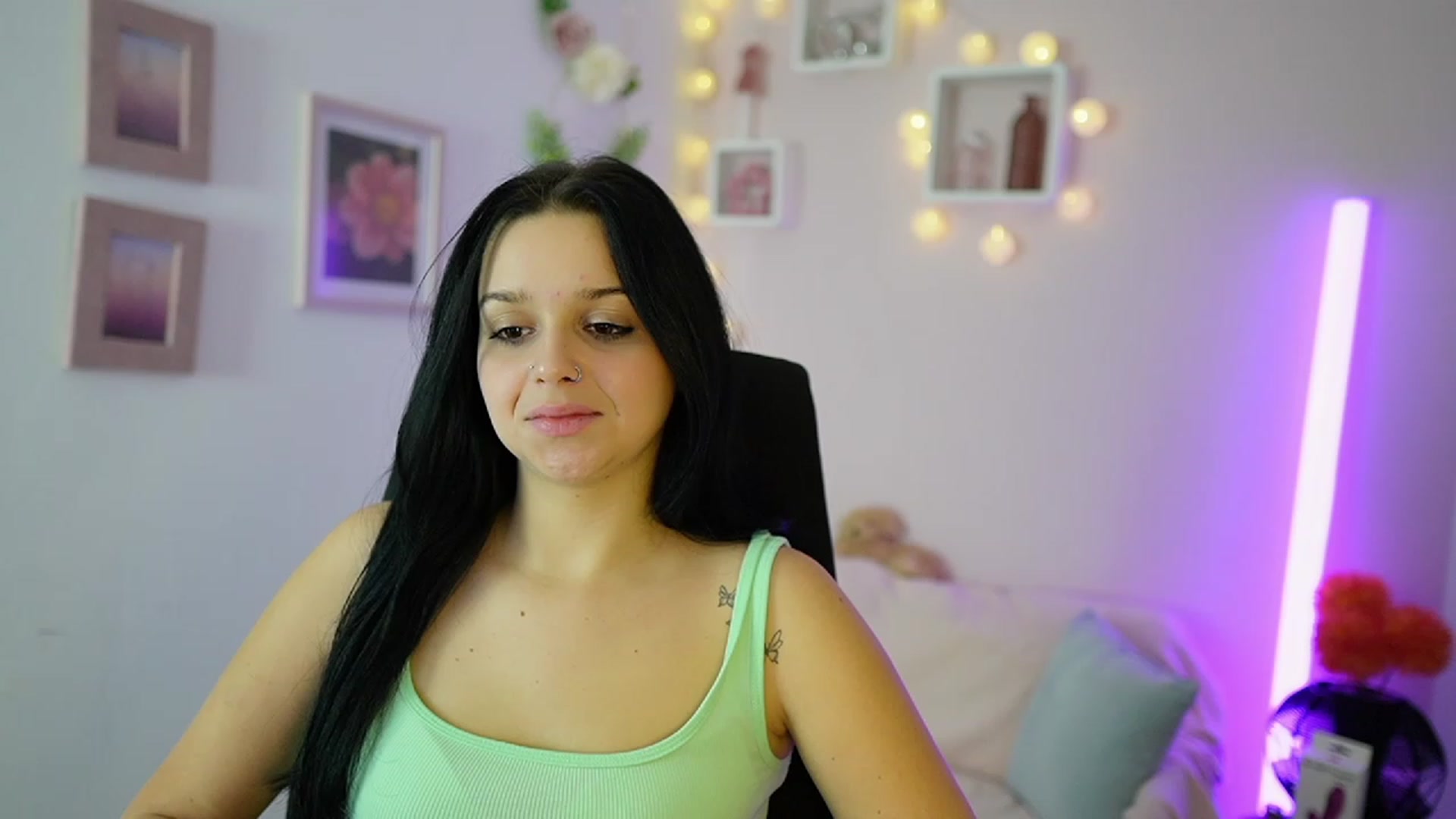 Gallery image thumbnail from Sola_Zola18's myfreecams stream on, 11/17/2023, 22:16 image 12 of 20