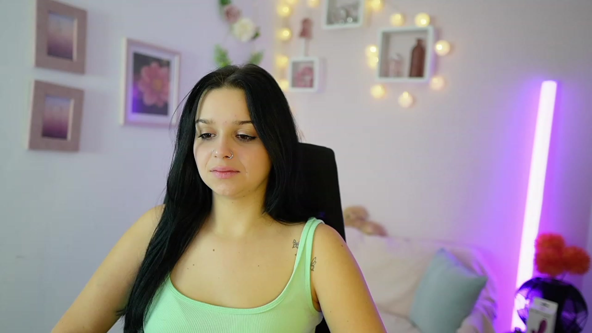Gallery image thumbnail from Sola_Zola18's myfreecams stream on, 11/17/2023, 22:16 image 17 of 20