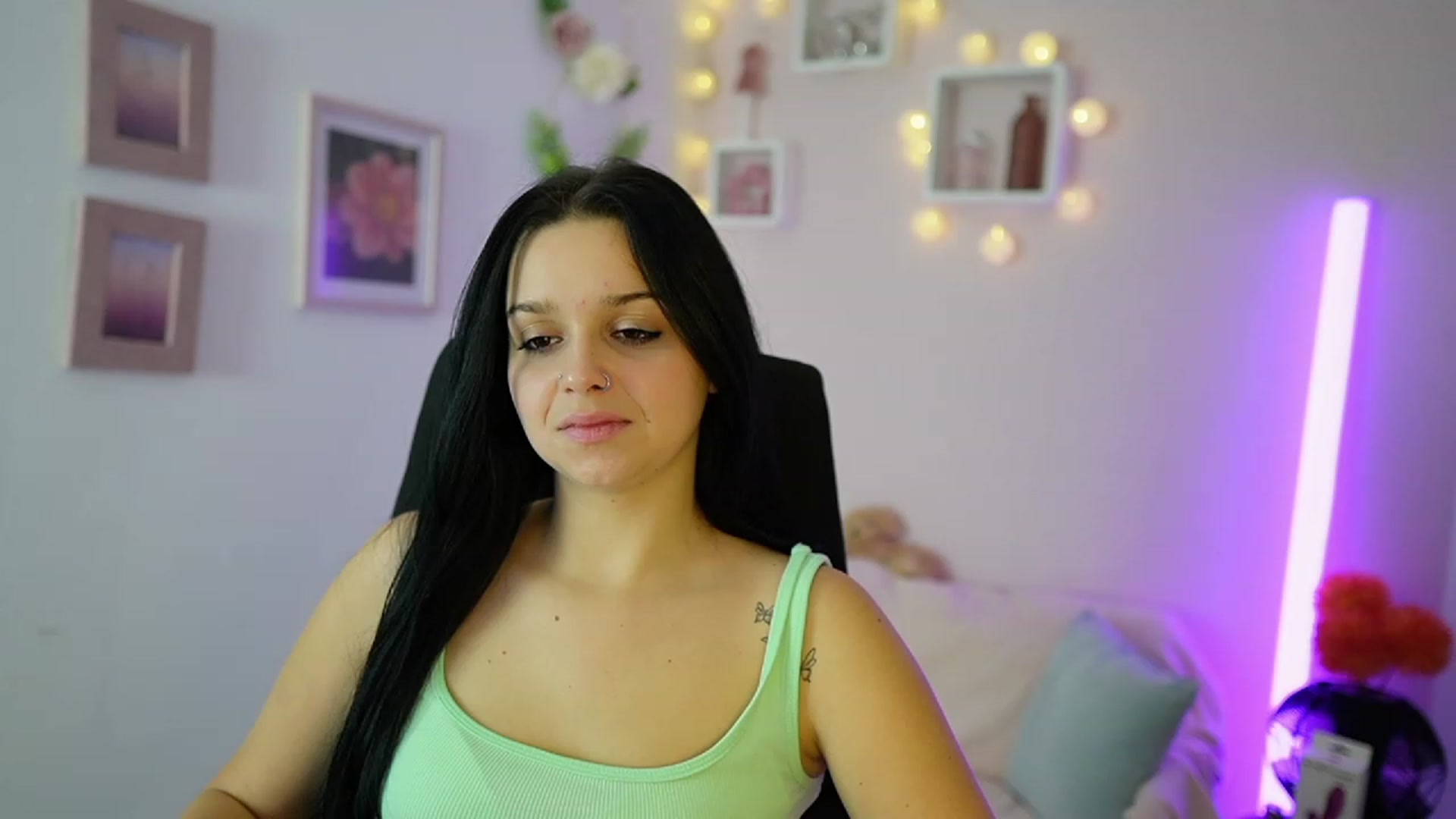 Gallery image thumbnail from Sola_Zola18's myfreecams stream on, 11/17/2023, 22:16 image 5 of 20