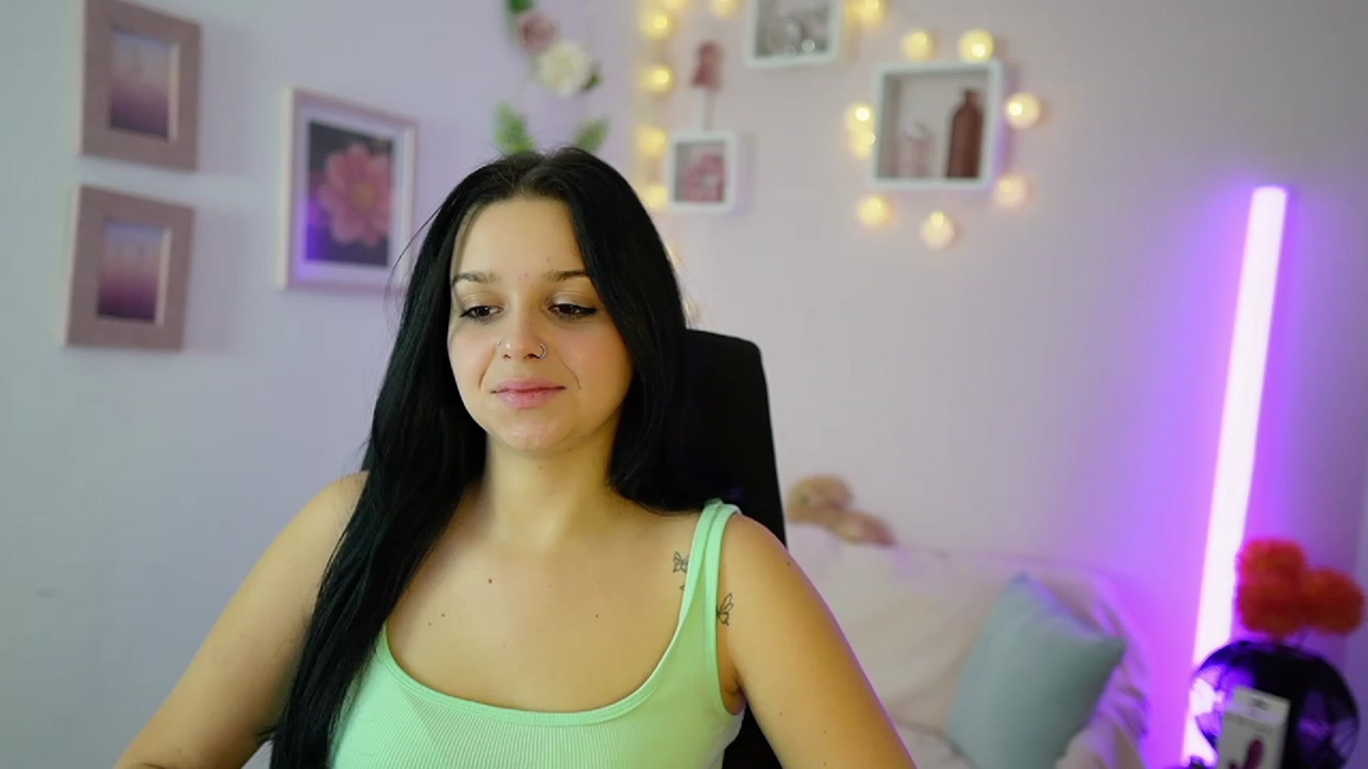 Gallery image thumbnail from Sola_Zola18's myfreecams stream on, 11/17/2023, 22:16 image 13 of 20