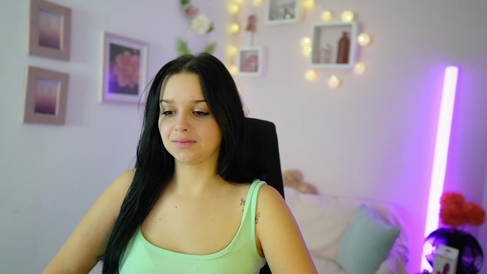 Gallery image thumbnail from Sola_Zola18's myfreecams stream on, 11/17/2023, 22:16 image 18 of 20
