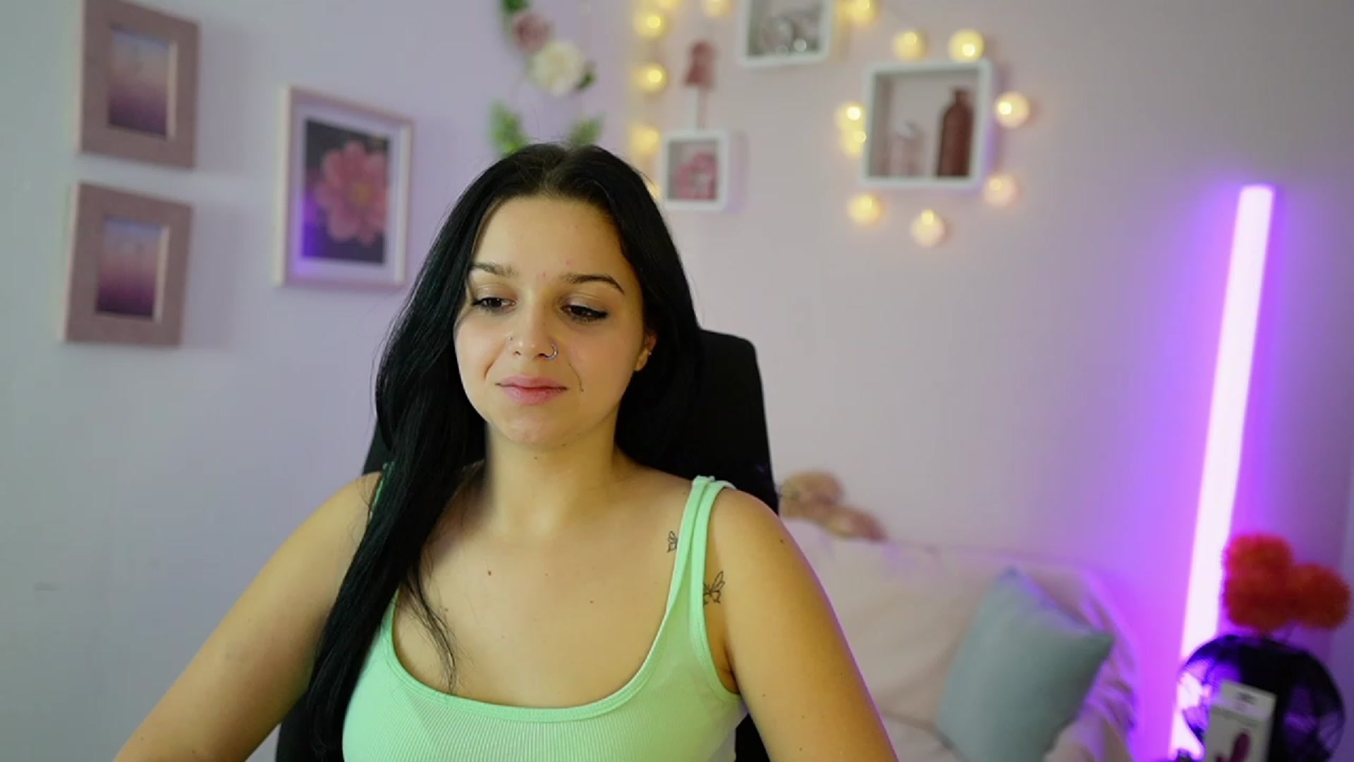 Gallery image thumbnail from Sola_Zola18's myfreecams stream on, 11/17/2023, 23:31 image 3 of 20
