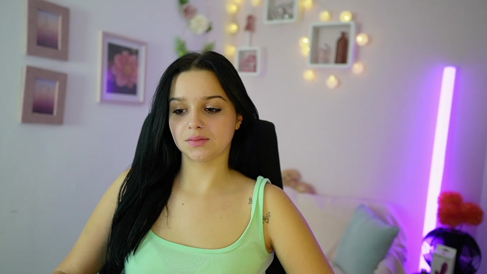 Gallery image thumbnail from Sola_Zola18's myfreecams stream on, 11/17/2023, 23:31 image 13 of 20