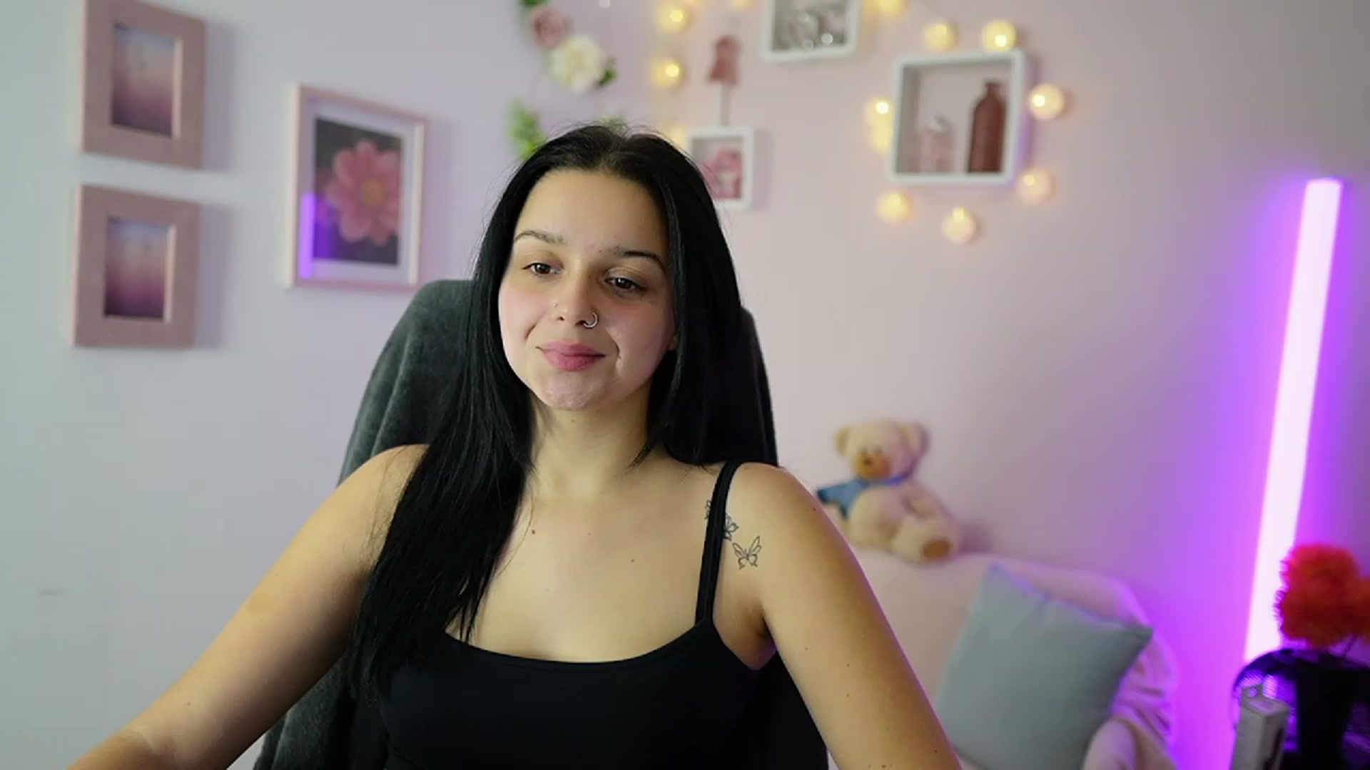 Gallery image thumbnail from Sola_Zola18's myfreecams stream on, 11/20/2023, 20:25 image 1 of 20