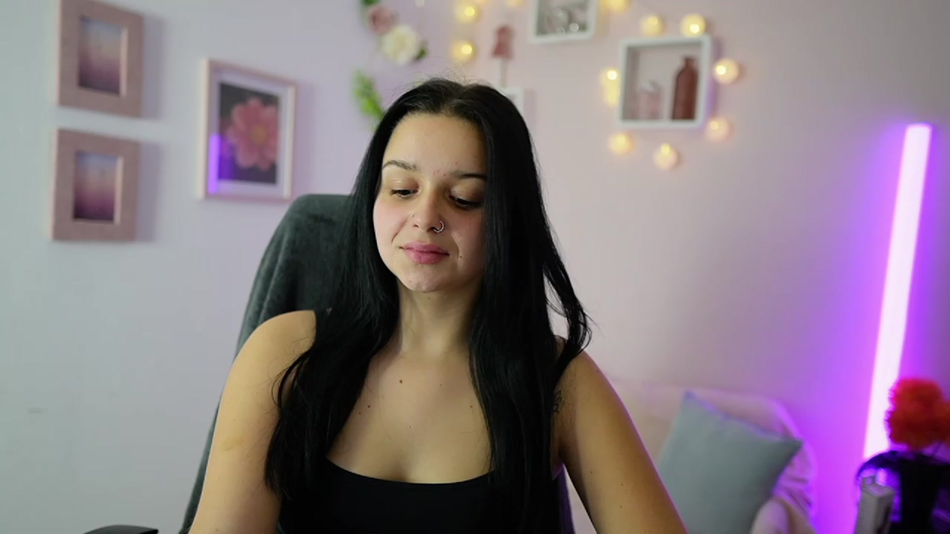 Gallery image thumbnail from Sola_Zola18's myfreecams stream on, 11/20/2023, 20:25 image 7 of 20