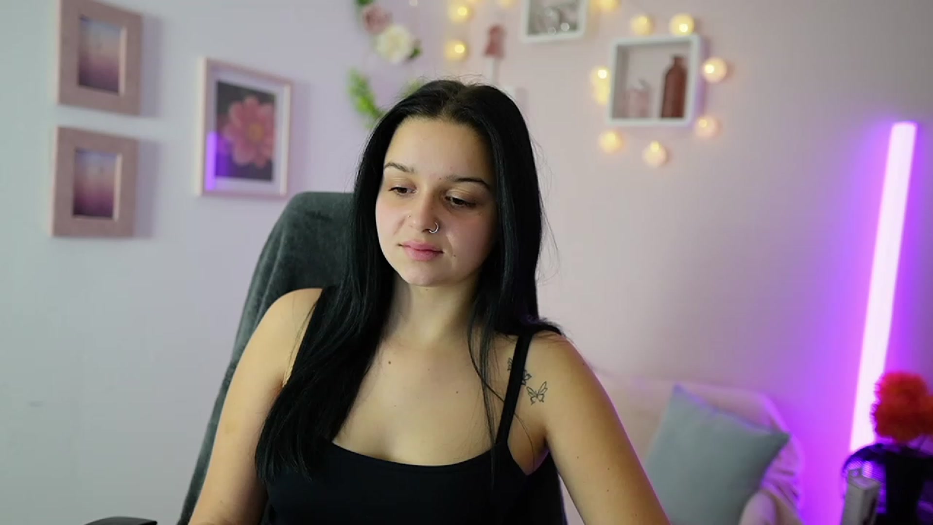 Gallery image thumbnail from Sola_Zola18's myfreecams stream on, 11/20/2023, 20:25 image 17 of 20