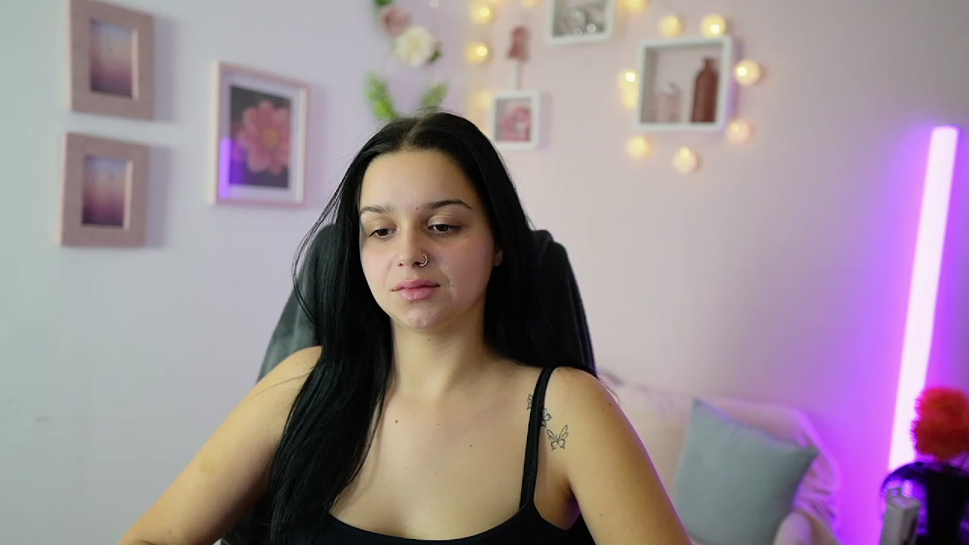 Gallery image thumbnail from Sola_Zola18's myfreecams stream on, 11/20/2023, 22:32 image 17 of 20