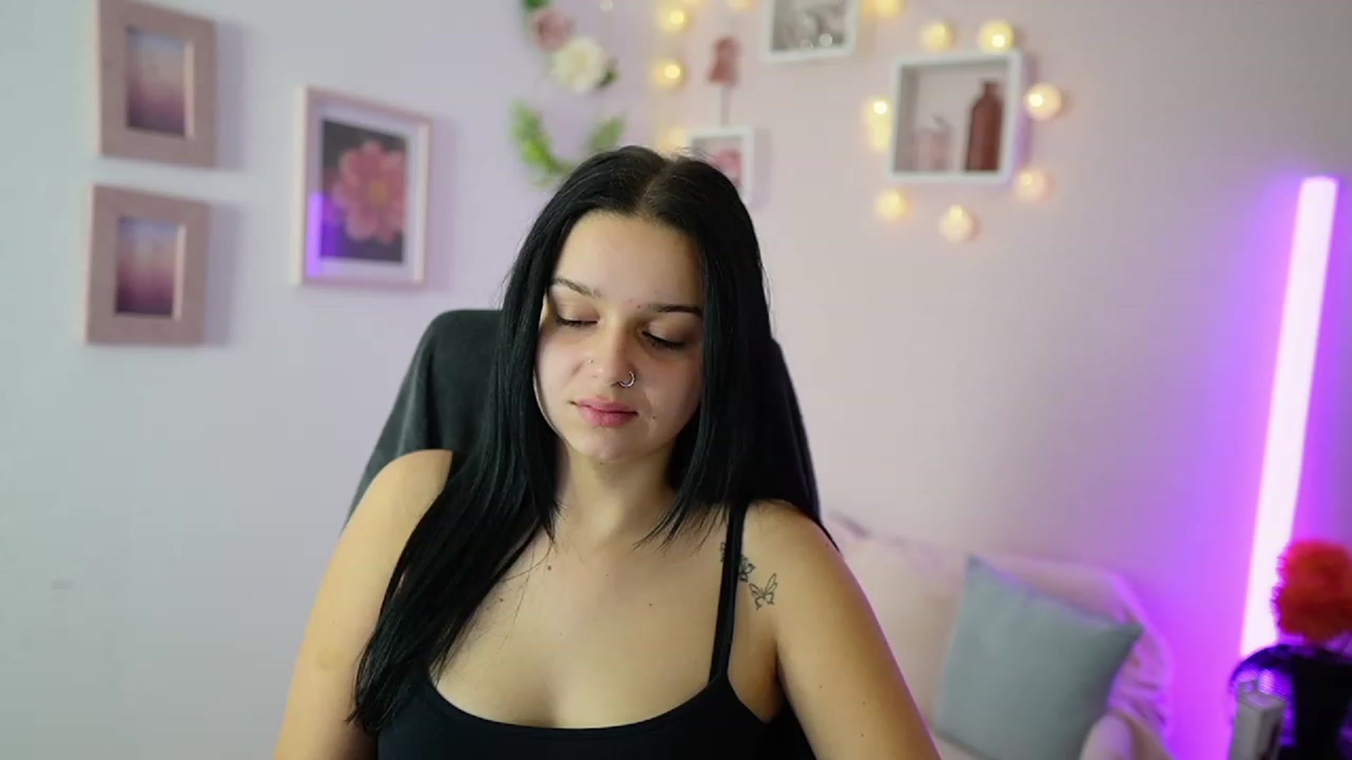Gallery image thumbnail from Sola_Zola18's myfreecams stream on, 11/20/2023, 22:32 image 6 of 20