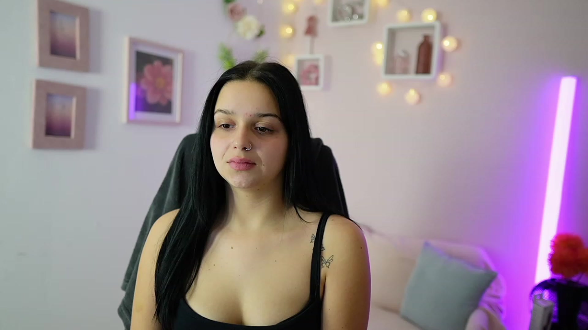 Gallery image thumbnail from Sola_Zola18's myfreecams stream on, 11/20/2023, 22:32 image 1 of 20