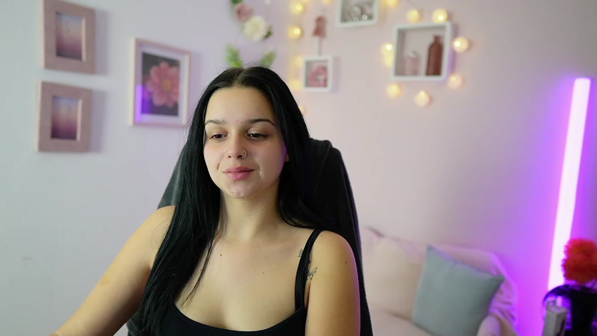 Gallery image thumbnail from Sola_Zola18's myfreecams stream on, 11/20/2023, 22:32 image 7 of 20