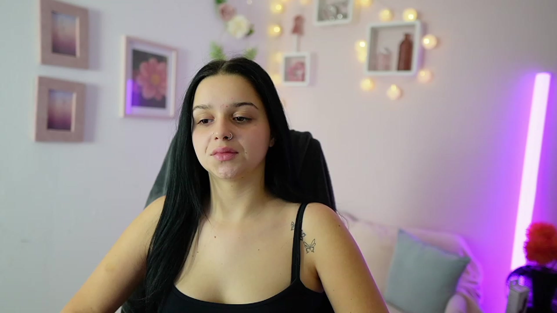 Gallery image thumbnail from Sola_Zola18's myfreecams stream on, 11/20/2023, 22:32 image 16 of 20