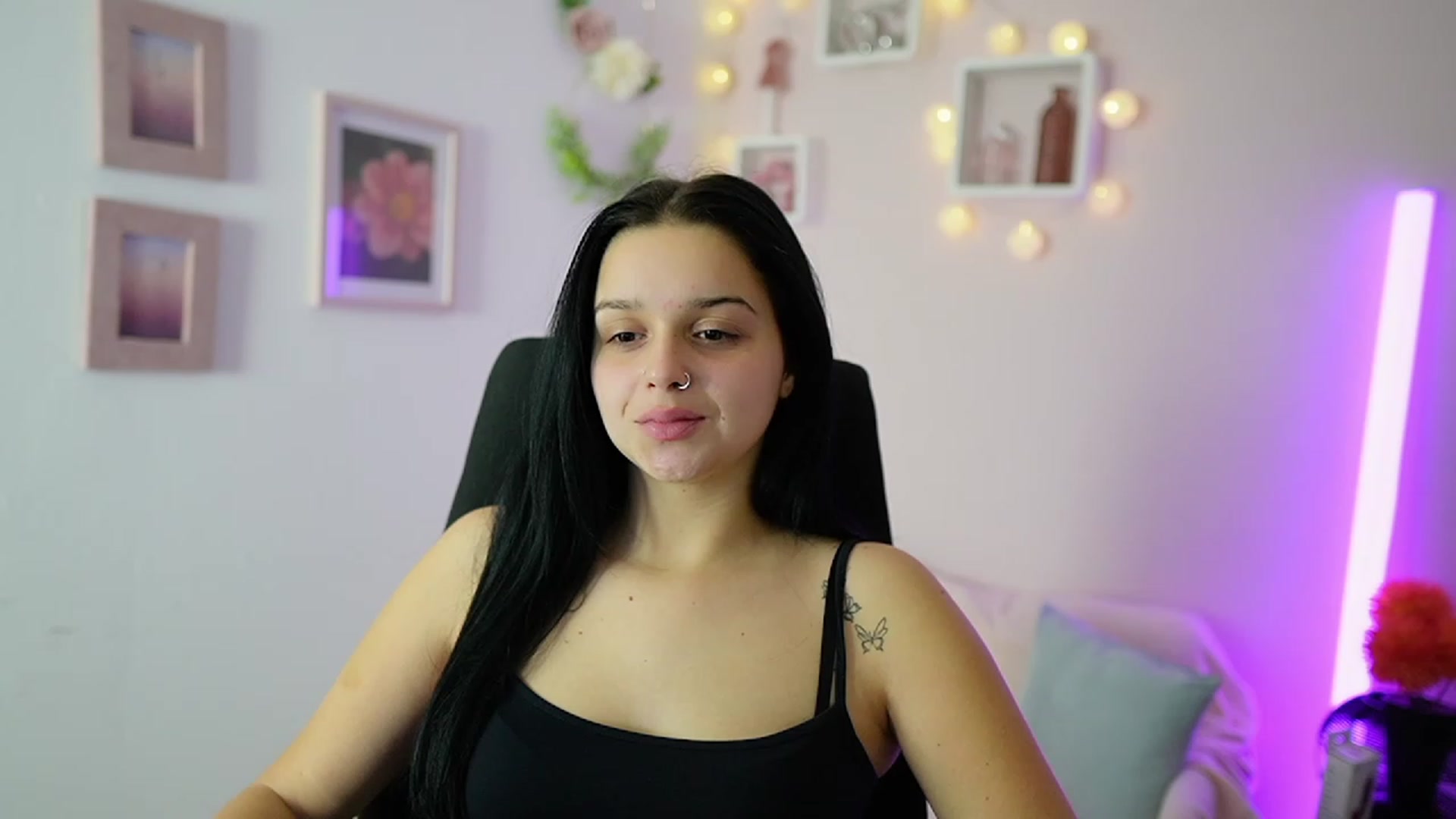 Gallery image thumbnail from Sola_Zola18's myfreecams stream on, 11/20/2023, 23:58 image 9 of 20