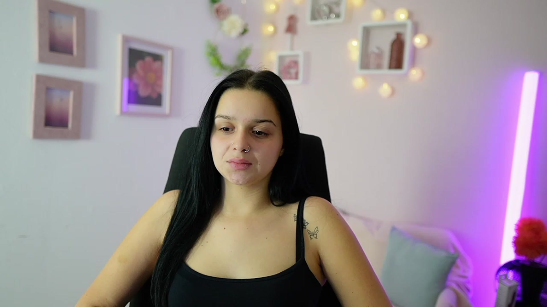 Gallery image thumbnail from Sola_Zola18's myfreecams stream on, 11/20/2023, 23:58 image 17 of 20