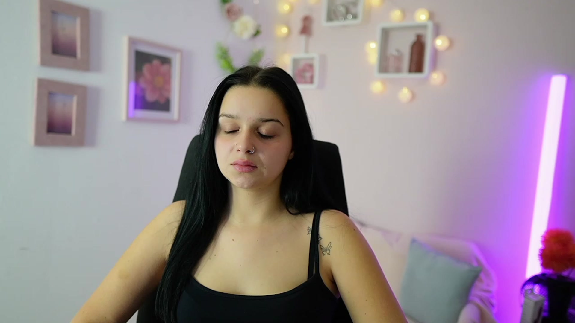 Gallery image thumbnail from Sola_Zola18's myfreecams stream on, 11/20/2023, 23:58 image 15 of 20