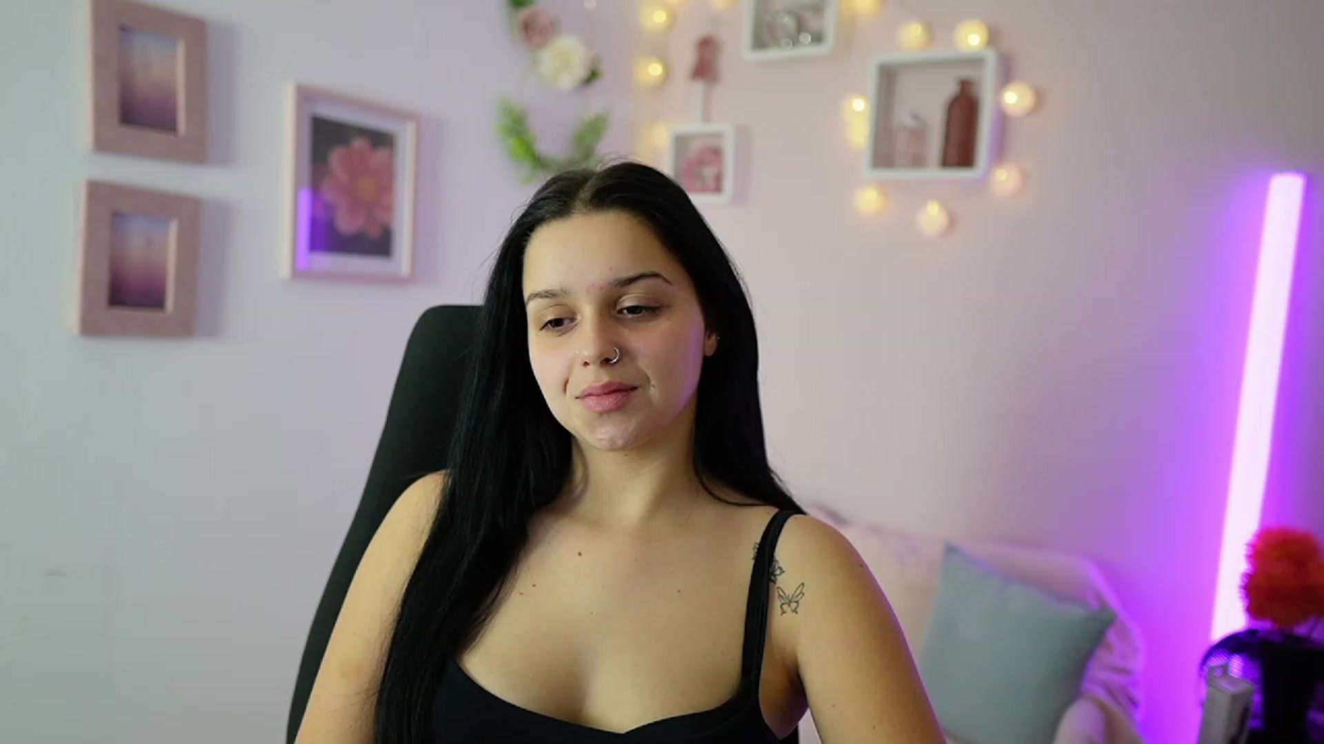 Gallery image thumbnail from Sola_Zola18's myfreecams stream on, 11/20/2023, 23:58 image 4 of 20