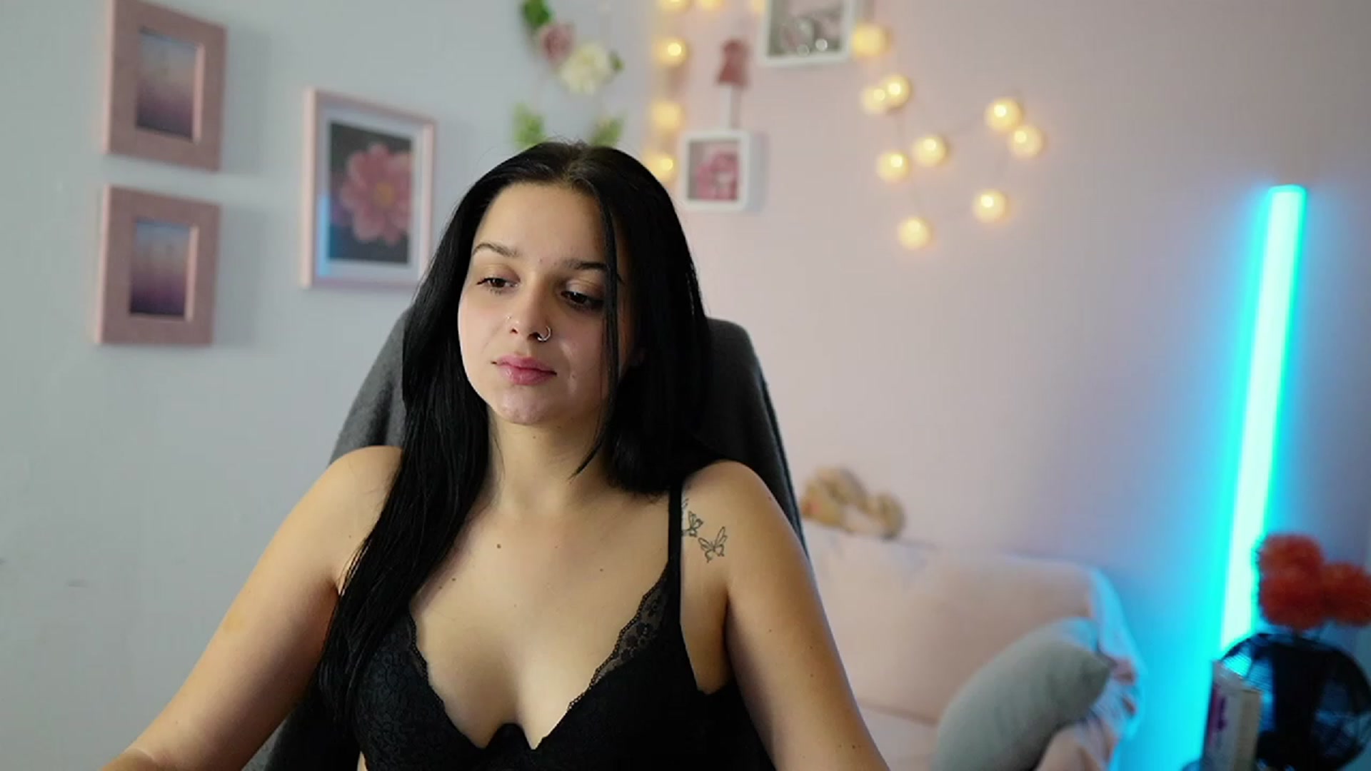 Gallery image thumbnail from Sola_Zola18's myfreecams stream on, 11/21/2023, 21:29 image 3 of 20