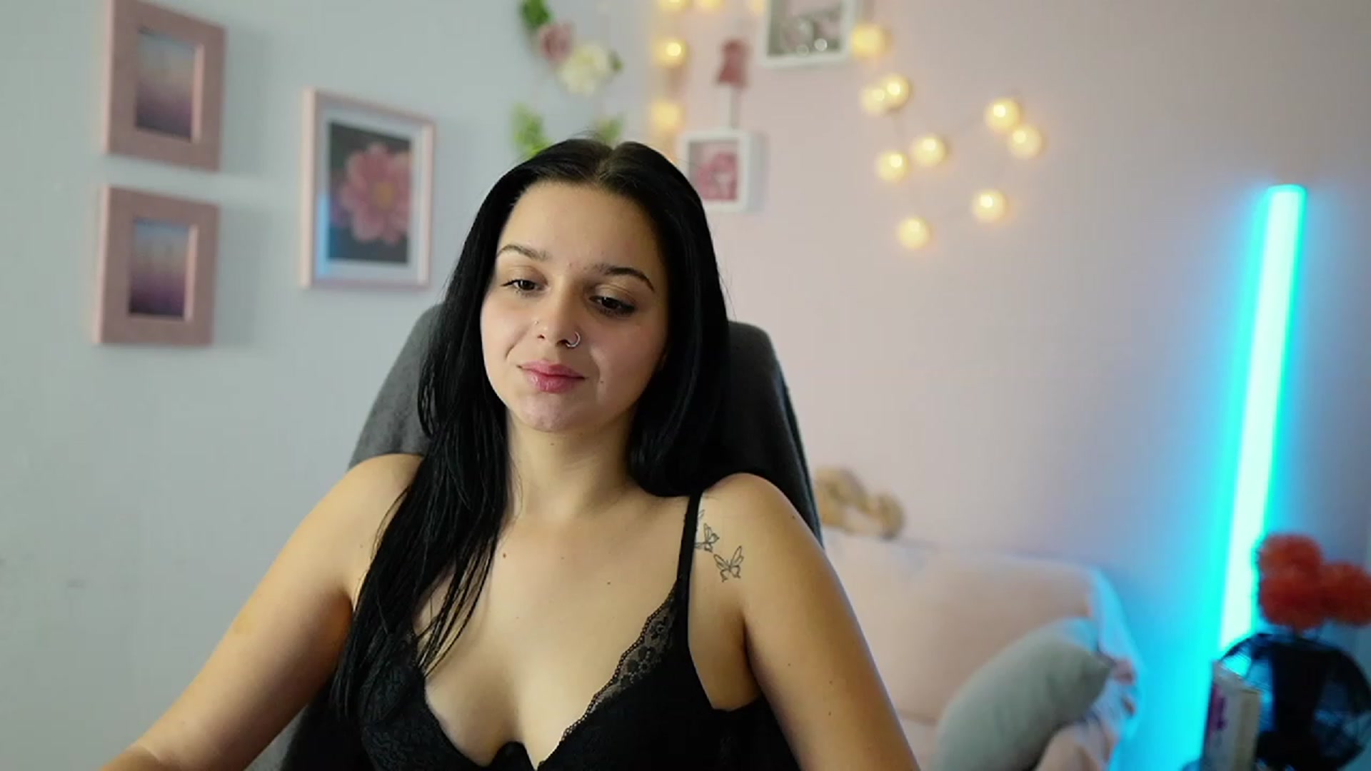 Gallery image thumbnail from Sola_Zola18's myfreecams stream on, 11/21/2023, 21:29 image 7 of 20