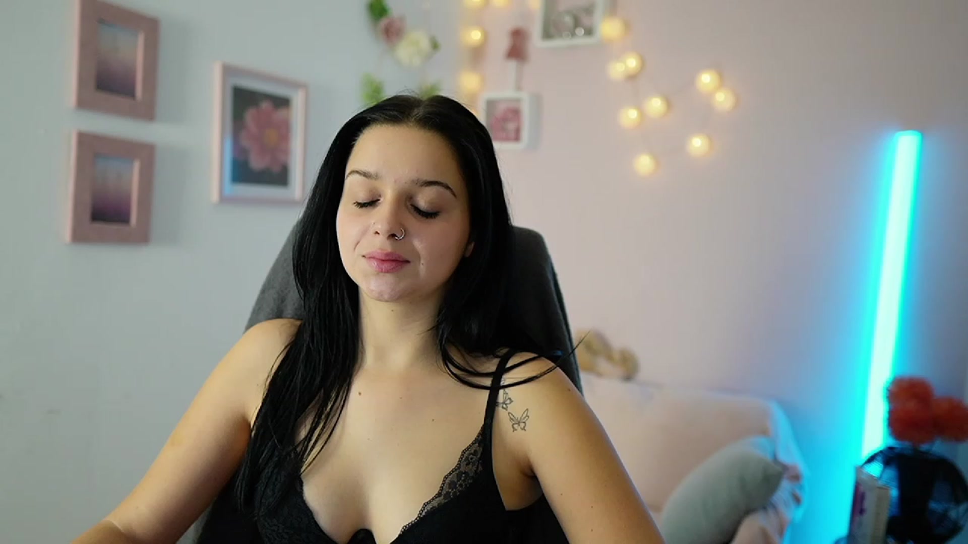 Gallery image thumbnail from Sola_Zola18's myfreecams stream on, 11/21/2023, 21:29 image 6 of 20