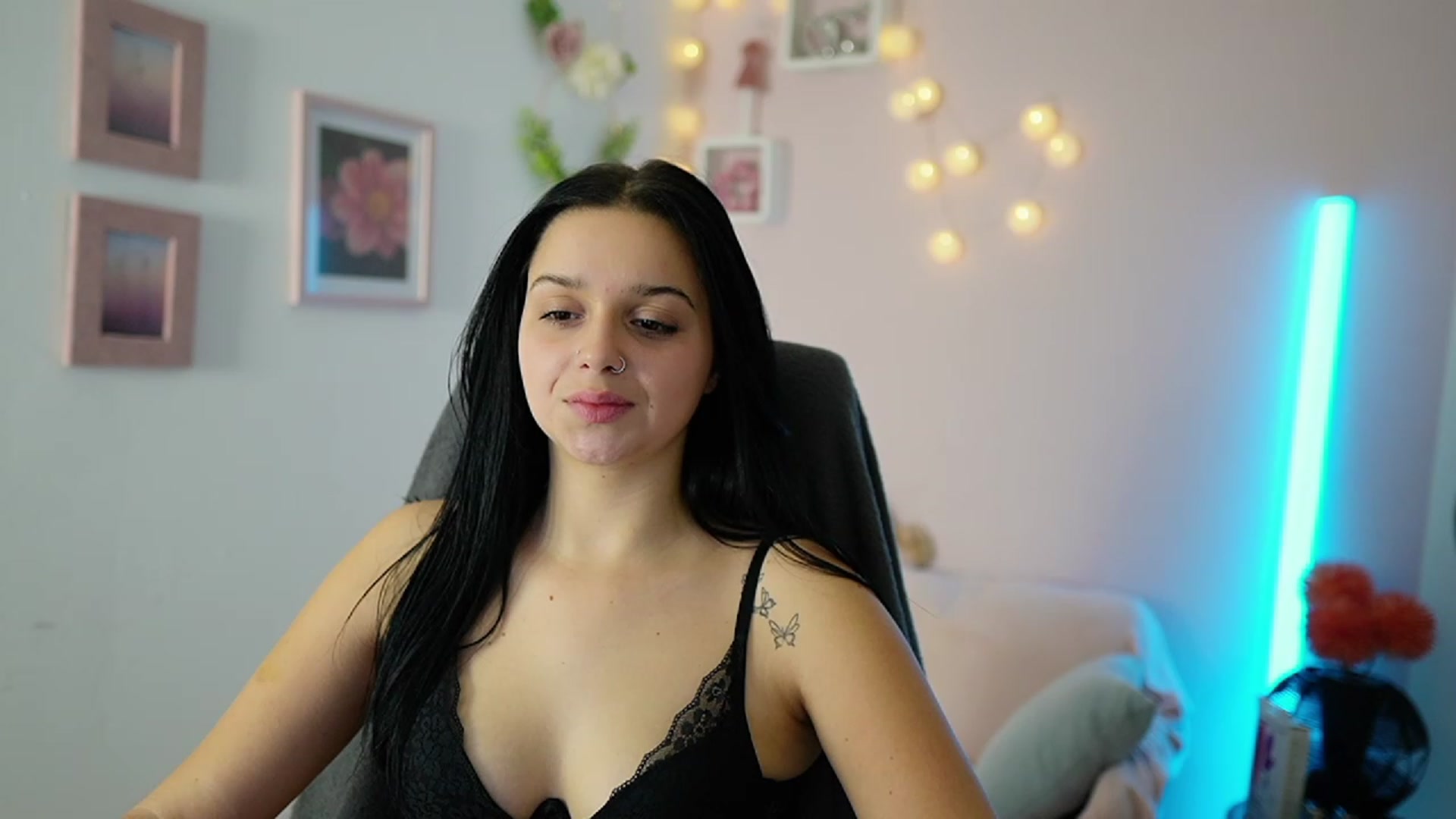 Gallery image thumbnail from Sola_Zola18's myfreecams stream on, 11/21/2023, 21:52 image 20 of 20