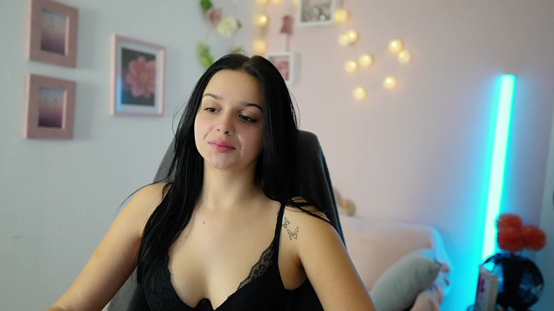 Gallery image thumbnail from Sola_Zola18's myfreecams stream on, 11/21/2023, 21:52 image 16 of 20