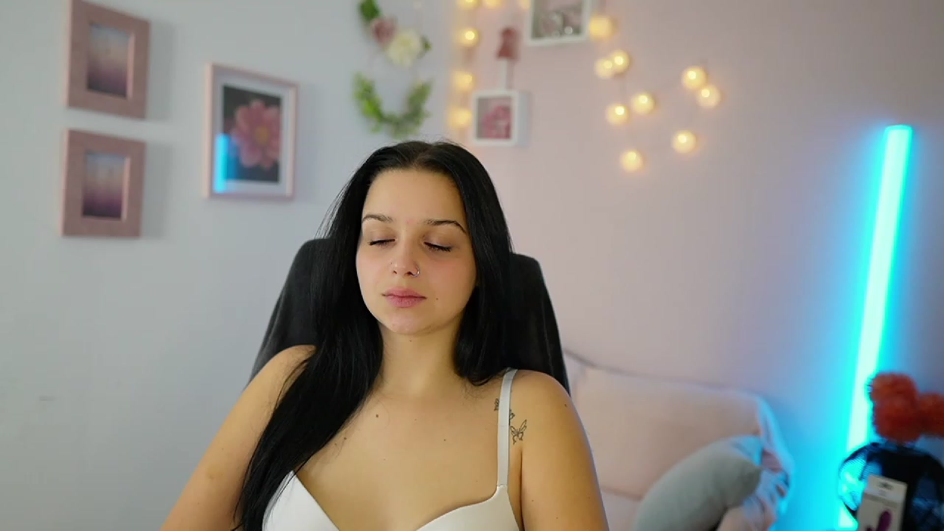 Gallery image thumbnail from Sola_Zola18's myfreecams stream on, 11/22/2023, 19:59 image 9 of 20