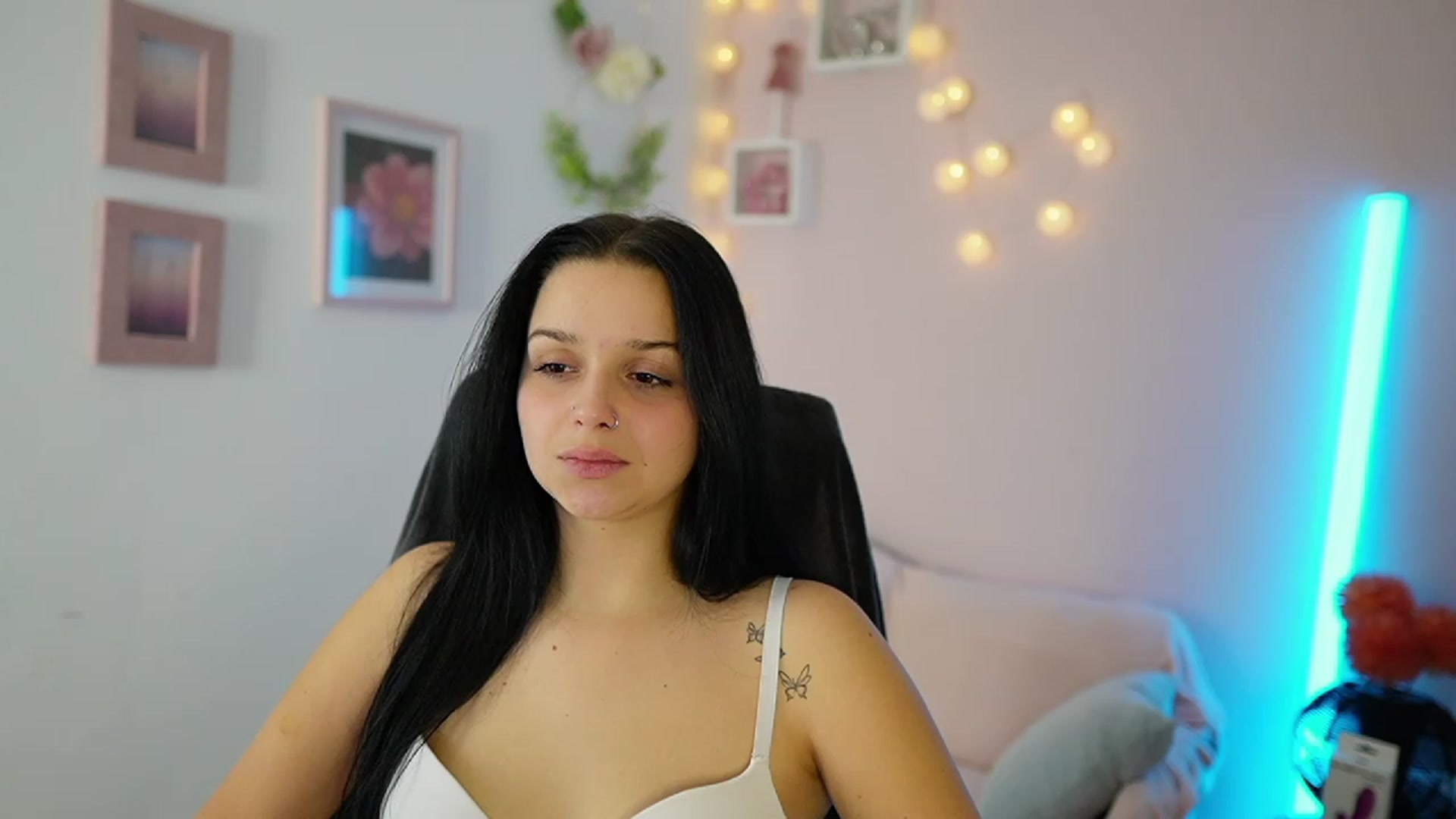 Gallery image thumbnail from Sola_Zola18's myfreecams stream on, 11/22/2023, 19:59 image 14 of 20