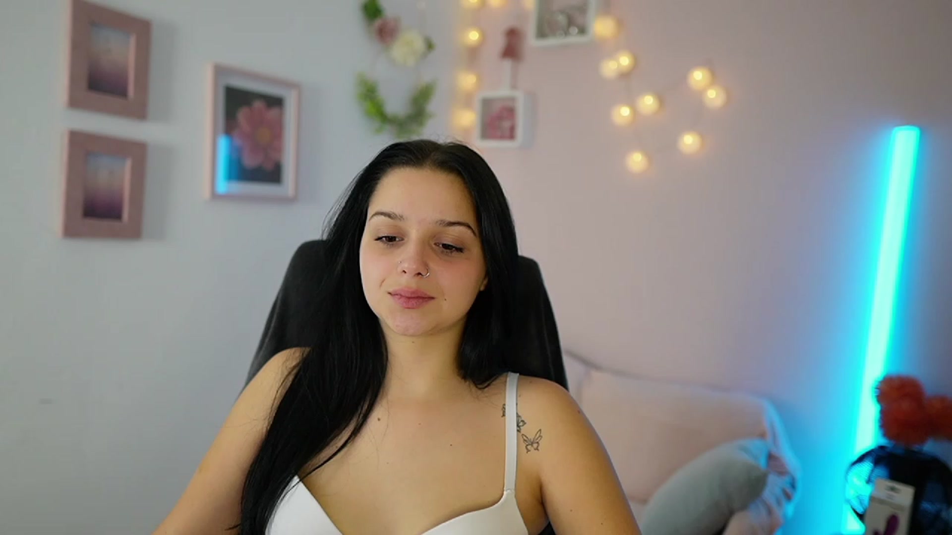 Gallery image thumbnail from Sola_Zola18's myfreecams stream on, 11/22/2023, 19:59 image 5 of 20