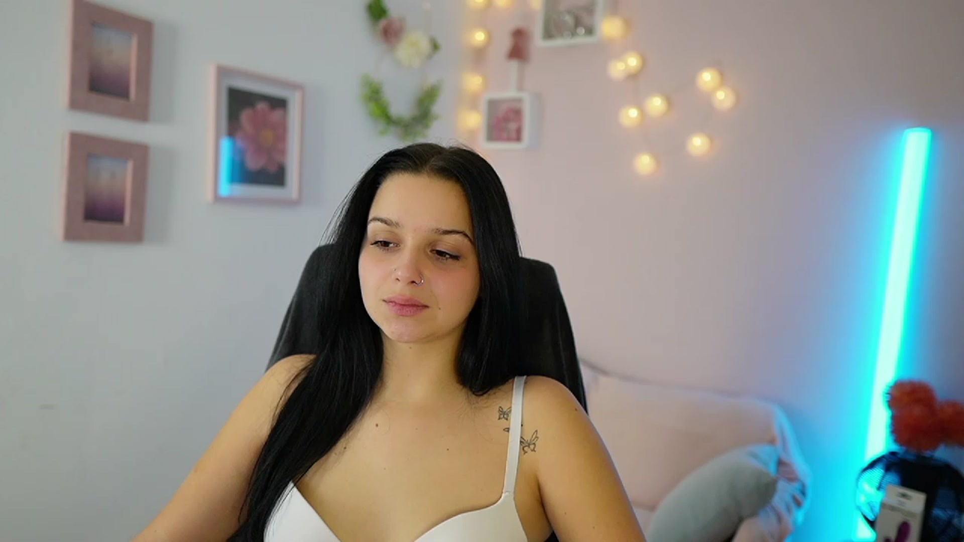 Gallery image thumbnail from Sola_Zola18's myfreecams stream on, 11/22/2023, 19:59 image 11 of 20