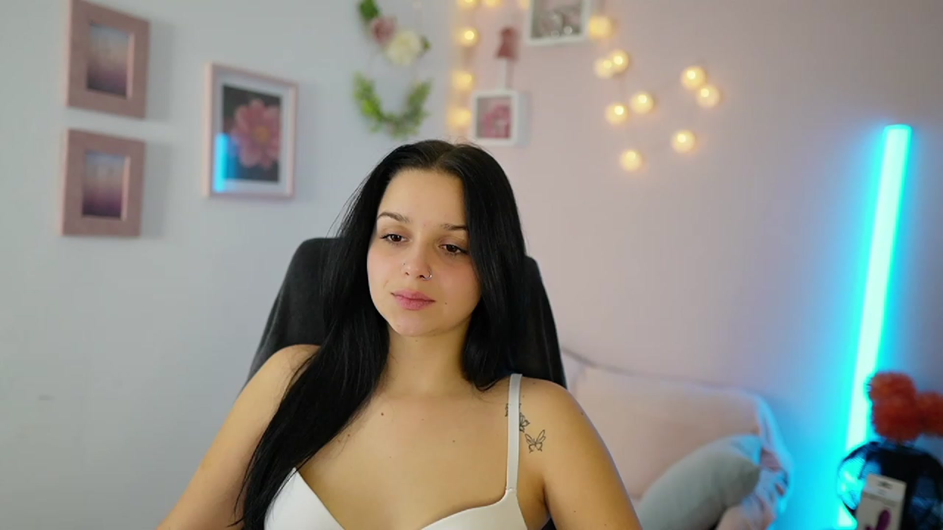 Gallery image thumbnail from Sola_Zola18's myfreecams stream on, 11/22/2023, 19:59 image 7 of 20