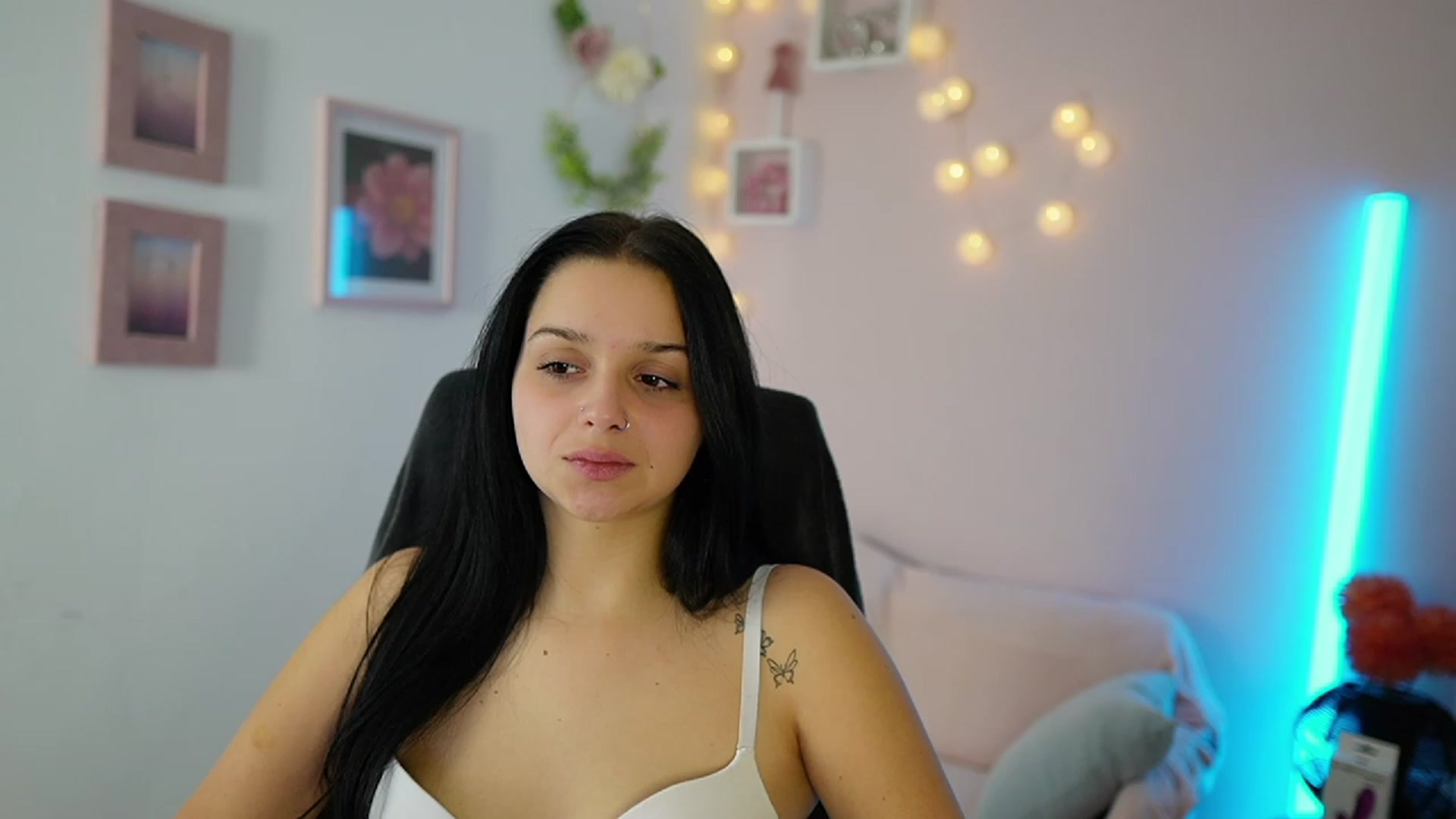 Gallery image thumbnail from Sola_Zola18's myfreecams stream on, 11/22/2023, 19:59 image 20 of 20