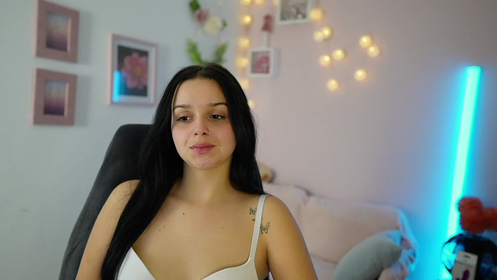 Gallery image thumbnail from Sola_Zola18's myfreecams stream on, 11/22/2023, 20:46 image 12 of 20