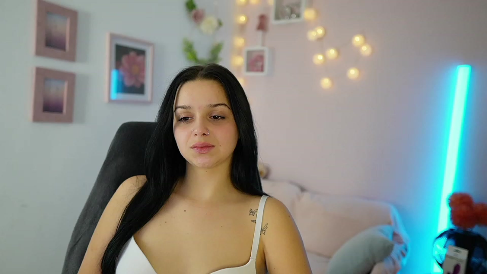 Gallery image thumbnail from Sola_Zola18's myfreecams stream on, 11/22/2023, 20:46 image 17 of 20