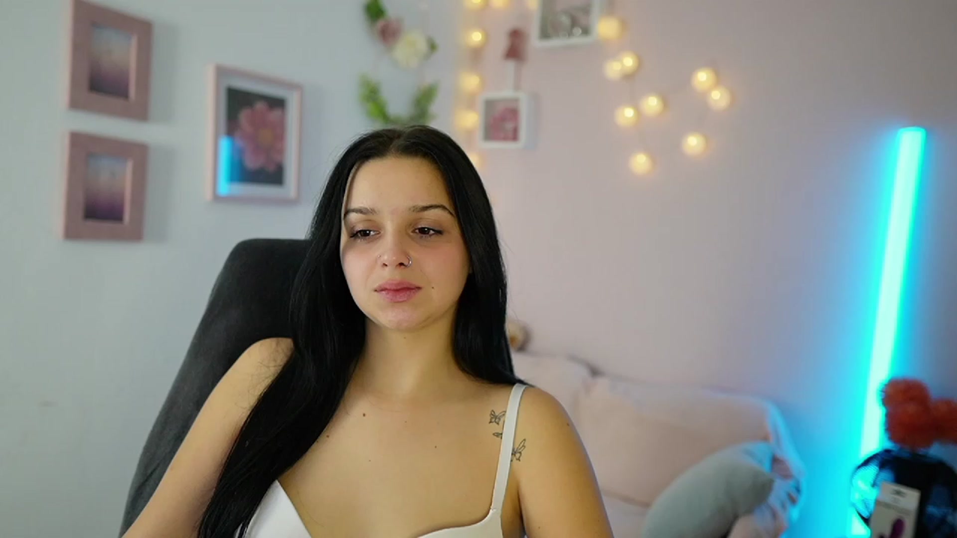 Gallery image thumbnail from Sola_Zola18's myfreecams stream on, 11/22/2023, 20:46 image 16 of 20