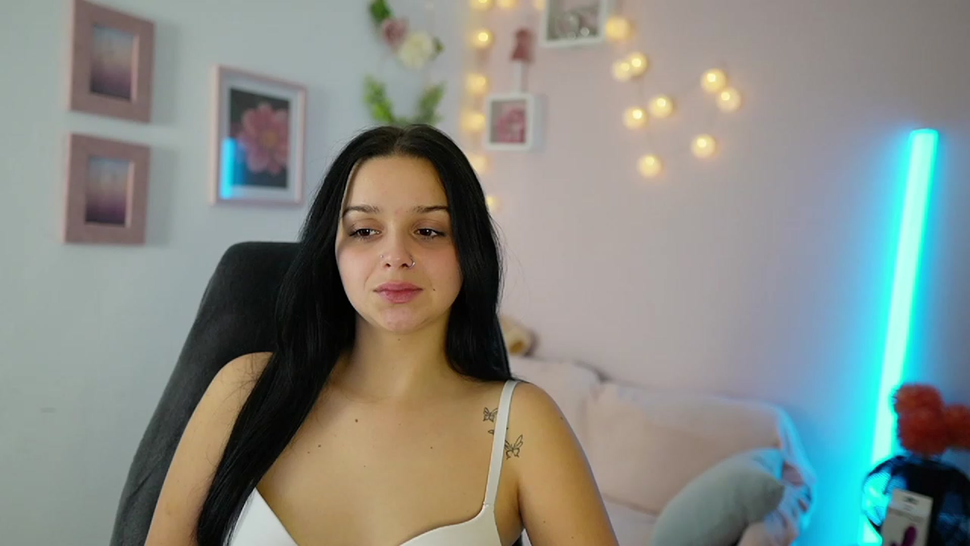 Gallery image thumbnail from Sola_Zola18's myfreecams stream on, 11/22/2023, 20:46 image 13 of 20