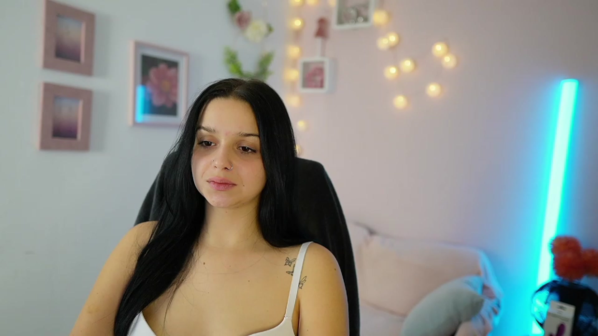 Gallery image thumbnail from Sola_Zola18's myfreecams stream on, 11/22/2023, 21:35 image 15 of 20