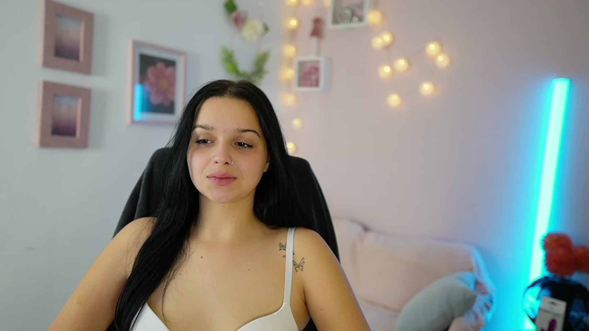 Gallery image thumbnail from Sola_Zola18's myfreecams stream on, 11/22/2023, 21:35 image 1 of 20