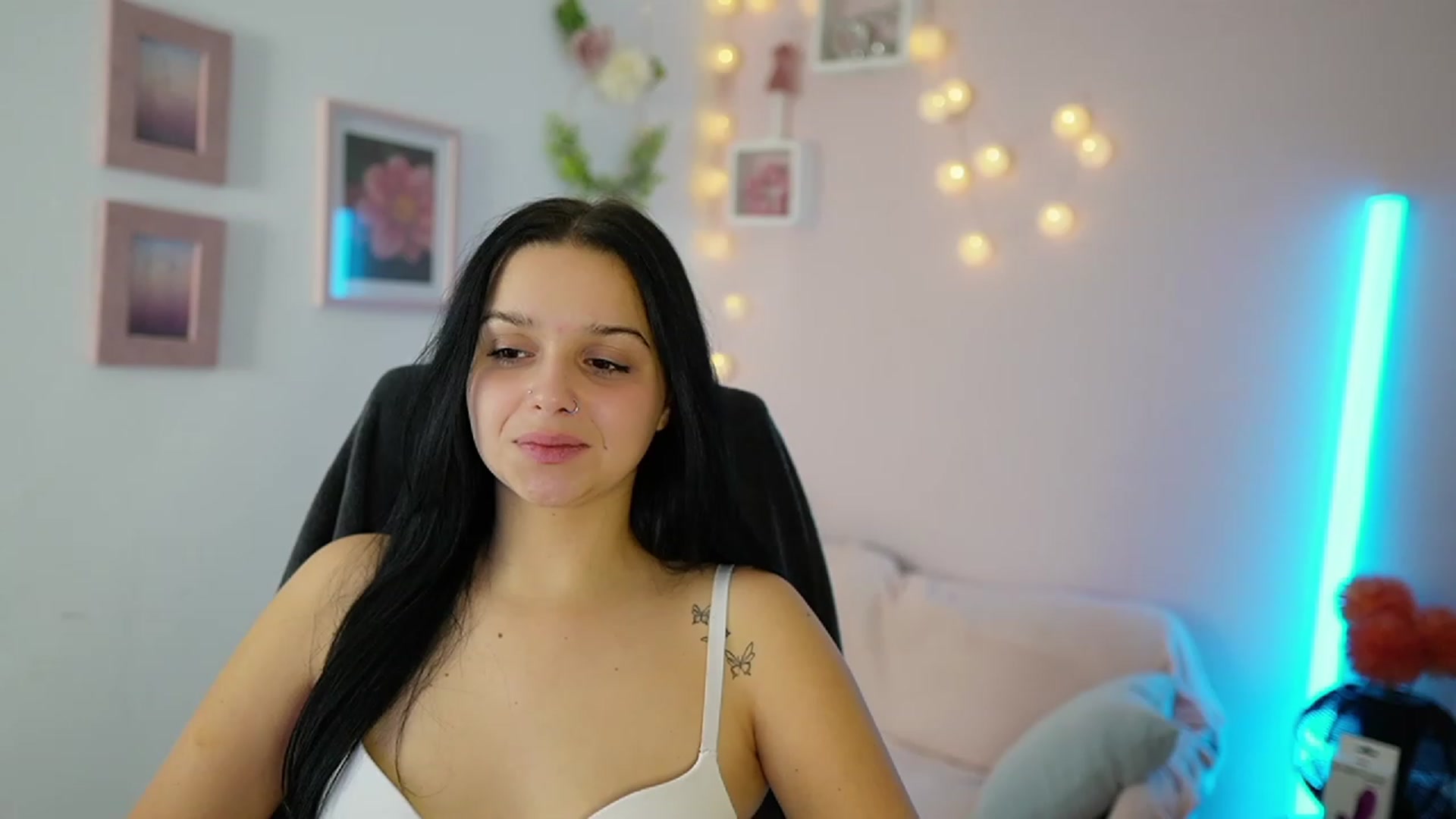Gallery image thumbnail from Sola_Zola18's myfreecams stream on, 11/22/2023, 21:35 image 4 of 20