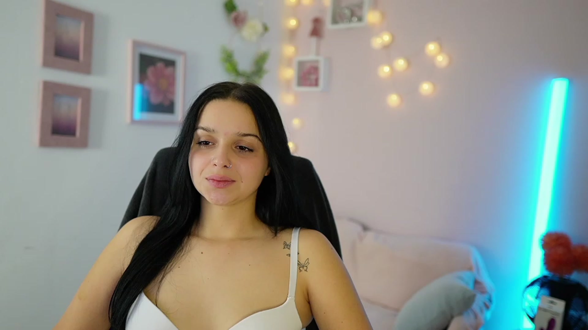 Gallery image thumbnail from Sola_Zola18's myfreecams stream on, 11/22/2023, 21:35 image 7 of 20