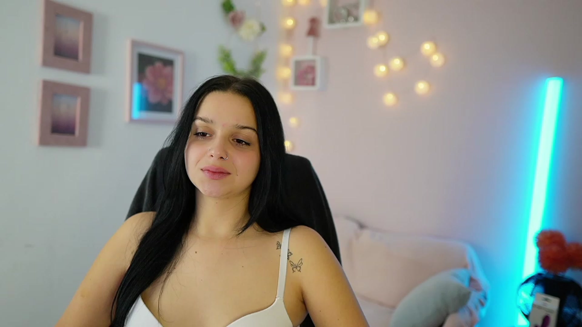 Gallery image thumbnail from Sola_Zola18's myfreecams stream on, 11/22/2023, 21:35 image 11 of 20