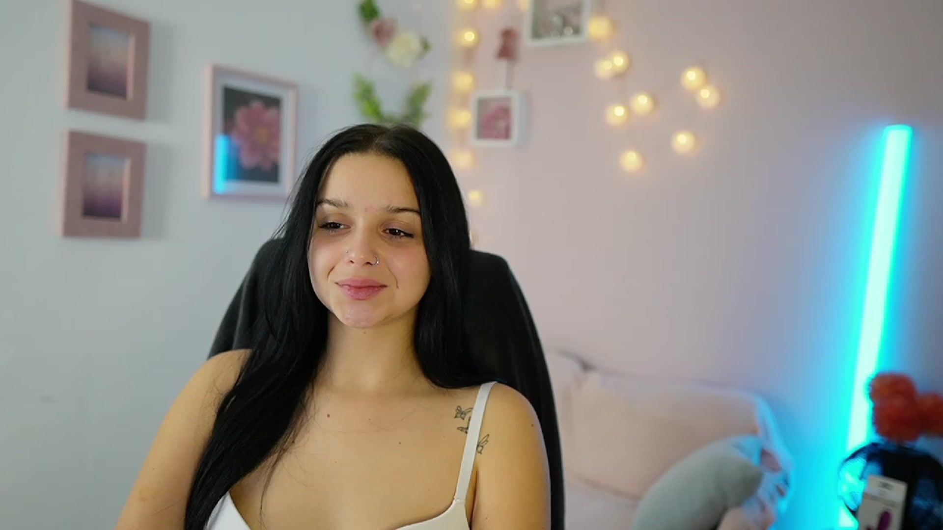 Gallery image thumbnail from Sola_Zola18's myfreecams stream on, 11/22/2023, 21:35 image 13 of 20