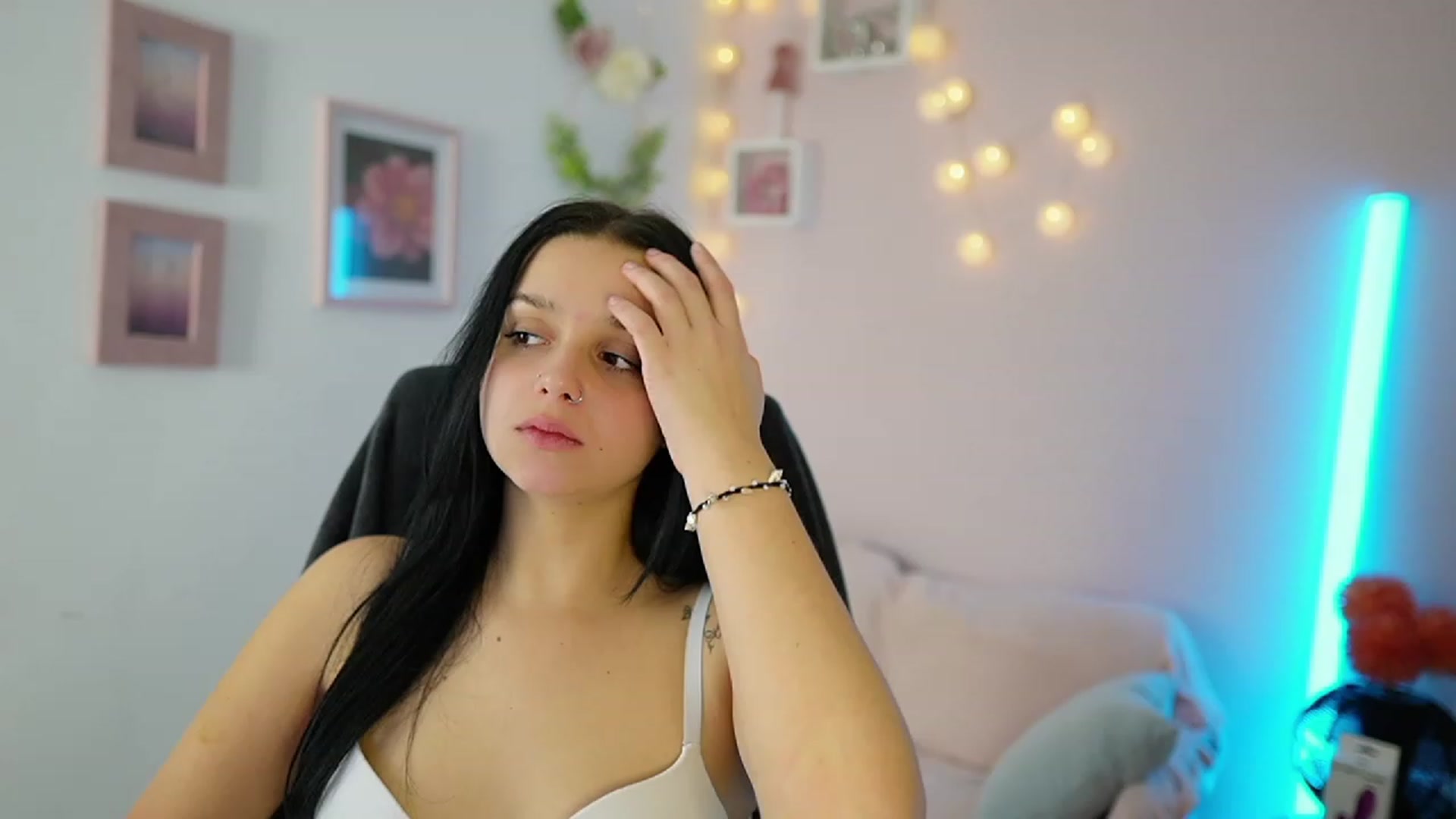 Gallery image thumbnail from Sola_Zola18's myfreecams stream on, 11/22/2023, 21:35 image 10 of 20