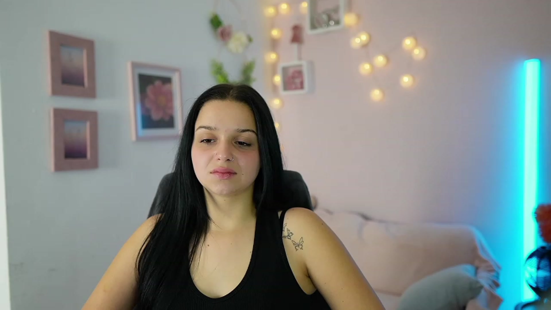 Gallery image thumbnail from Sola_Zola18's myfreecams stream on, 11/23/2023, 21:33 image 17 of 20