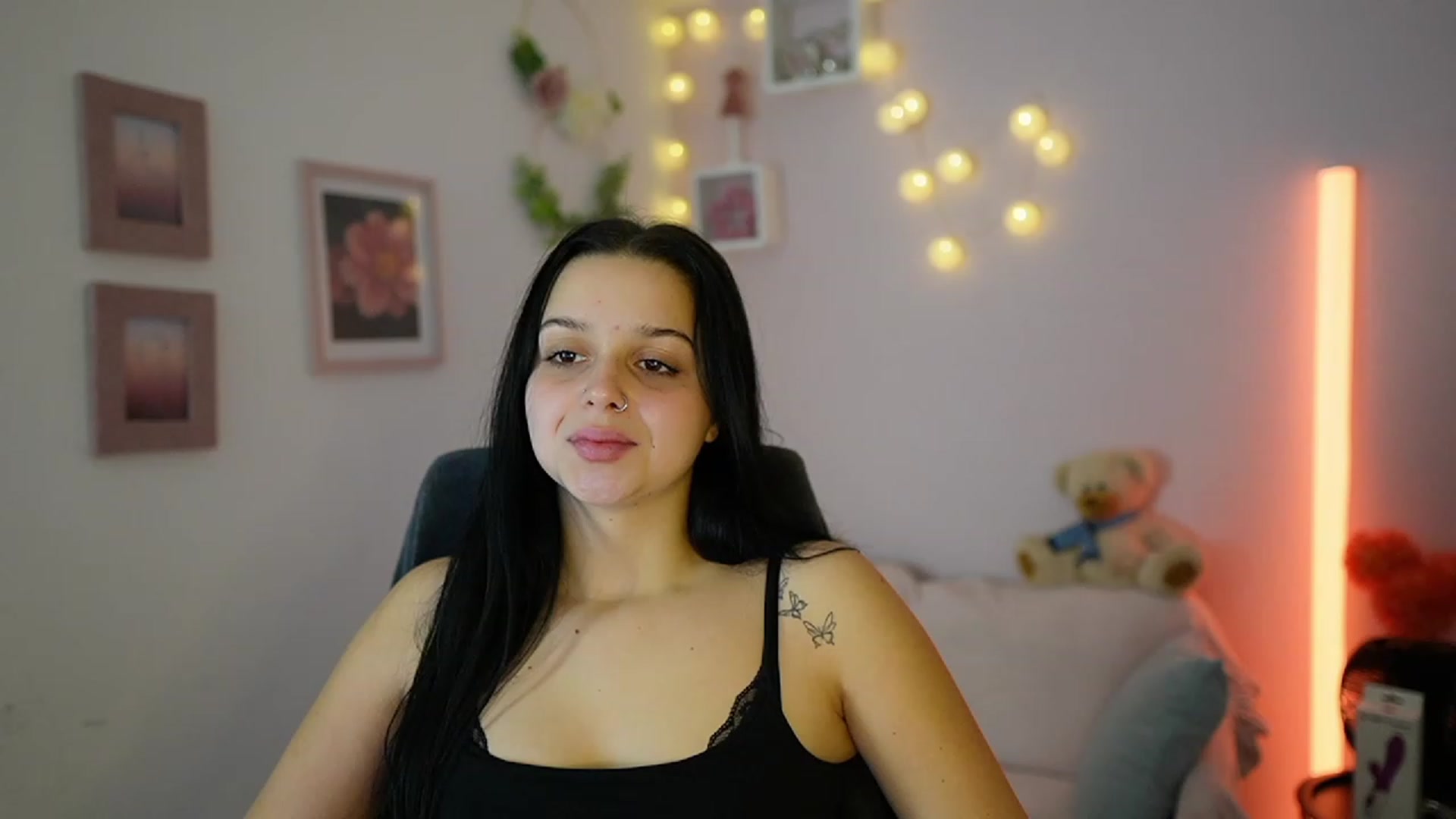 Gallery image thumbnail from Sola_Zola18's myfreecams stream on, 11/27/2023, 21:33 image 13 of 20