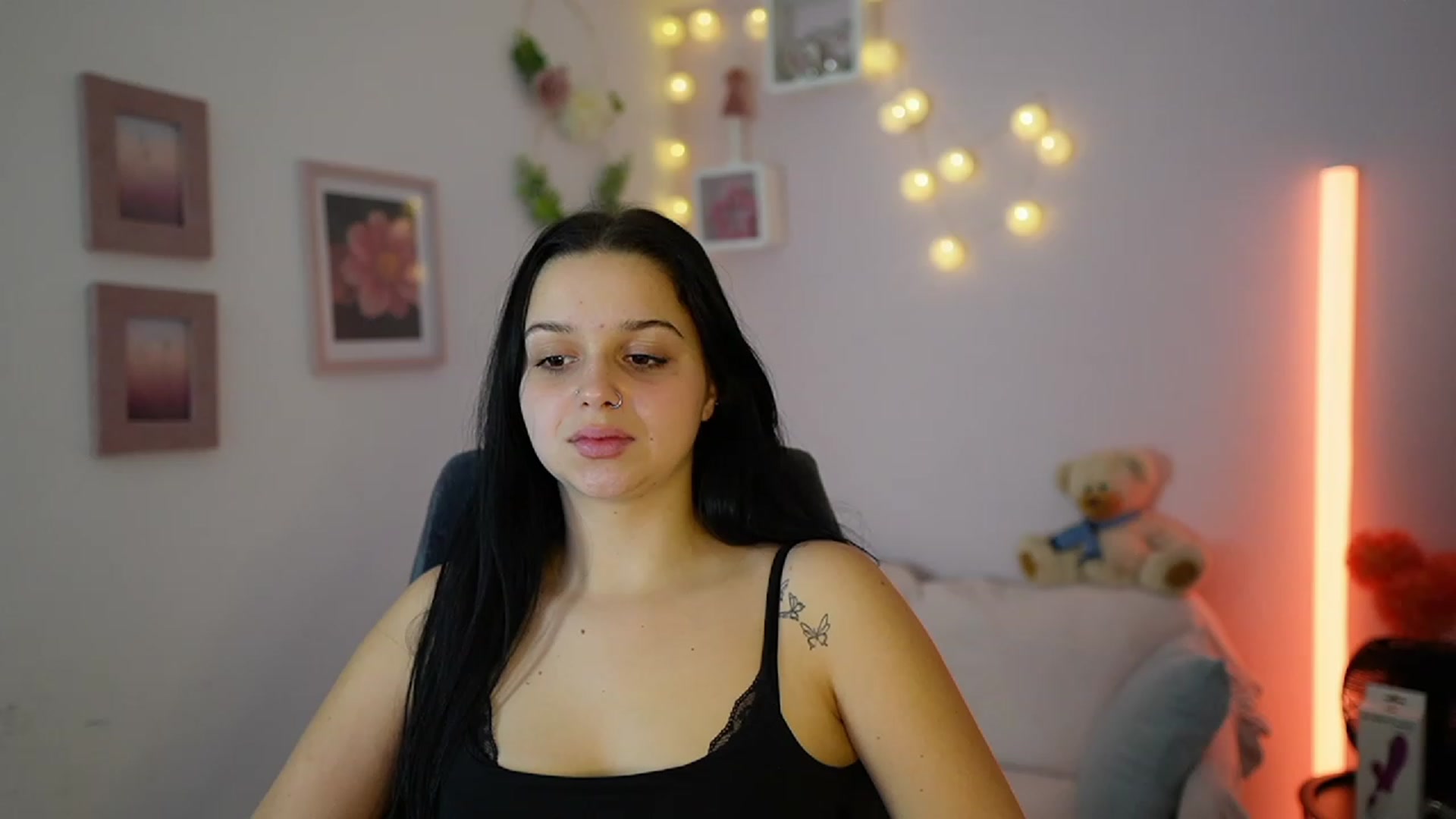 Gallery image thumbnail from Sola_Zola18's myfreecams stream on, 11/27/2023, 21:33 image 17 of 20