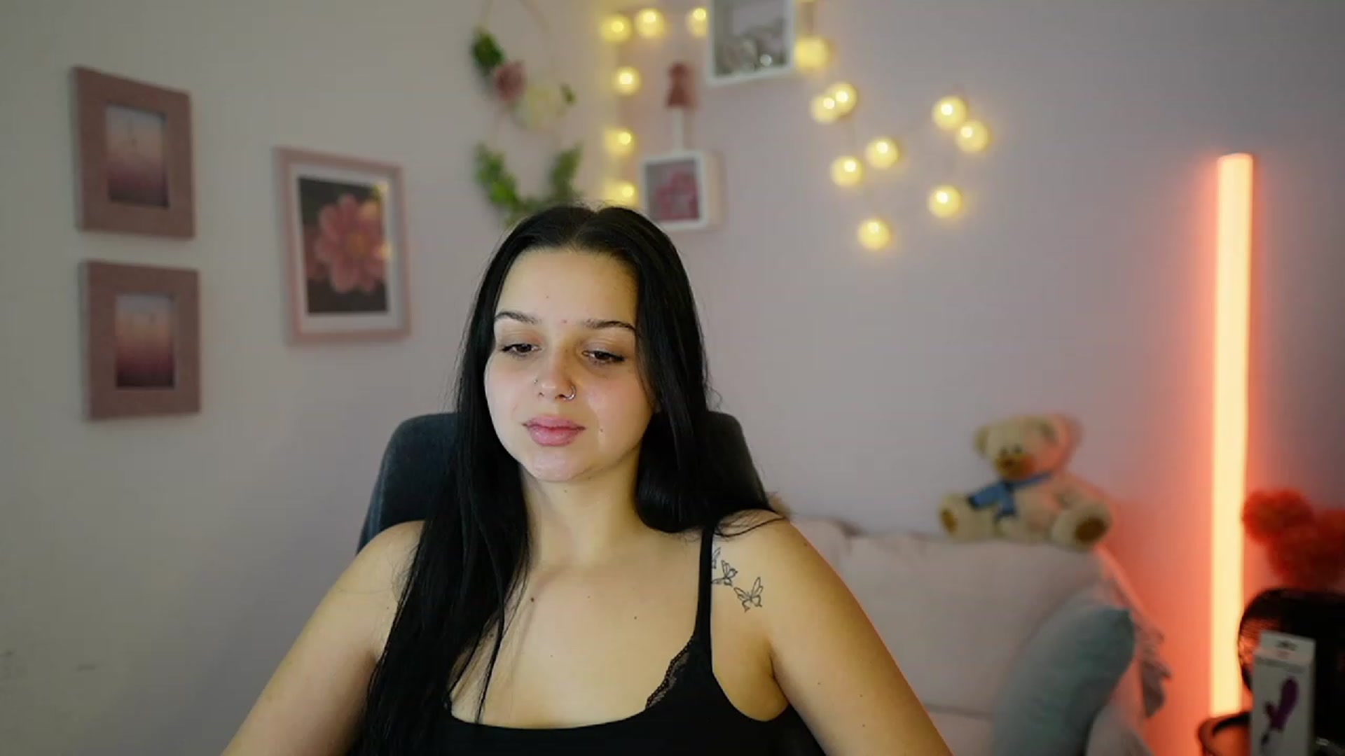 Gallery image thumbnail from Sola_Zola18's myfreecams stream on, 11/27/2023, 21:33 image 15 of 20