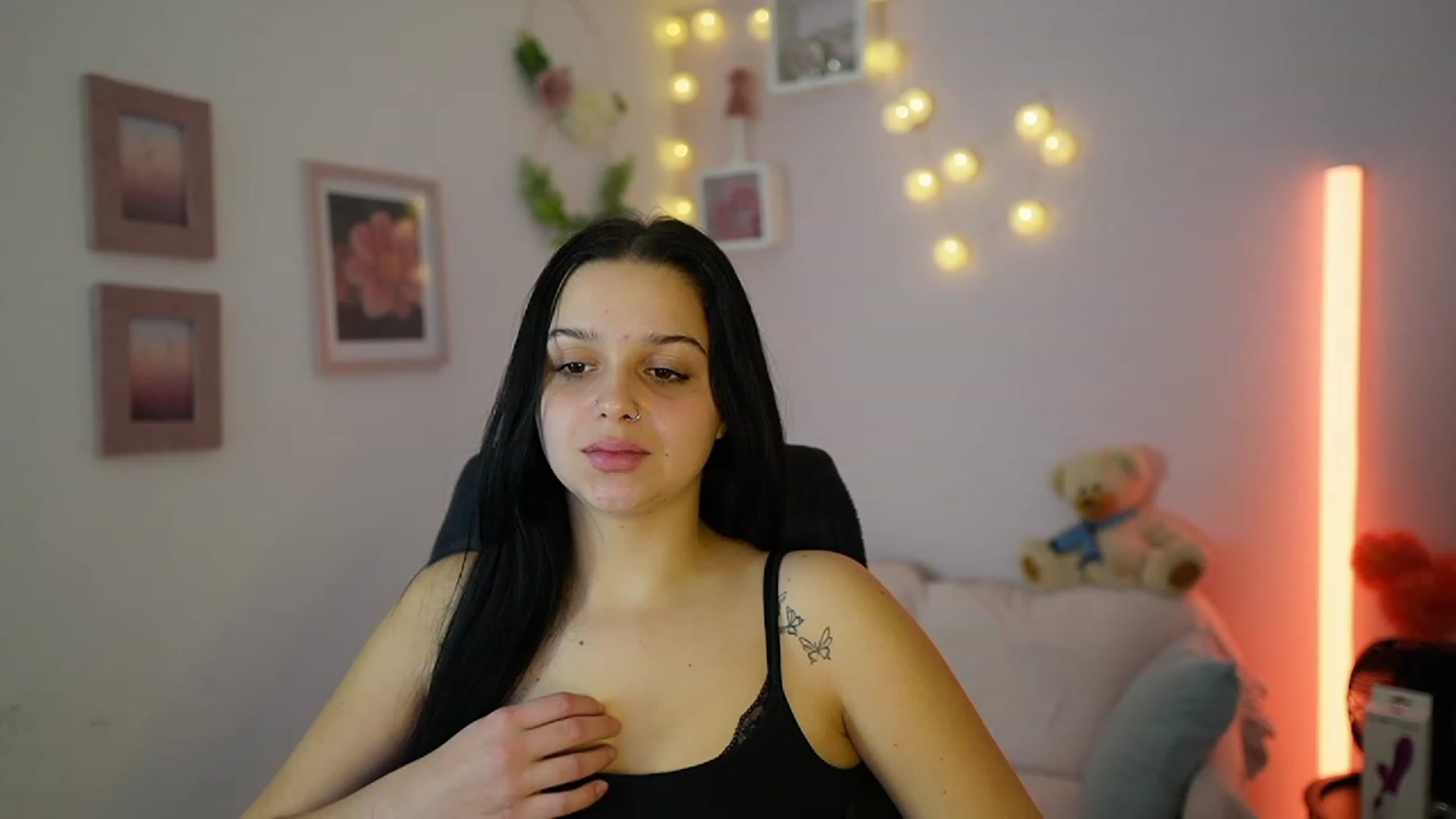 Gallery image thumbnail from Sola_Zola18's myfreecams stream on, 11/27/2023, 22:58 image 17 of 20